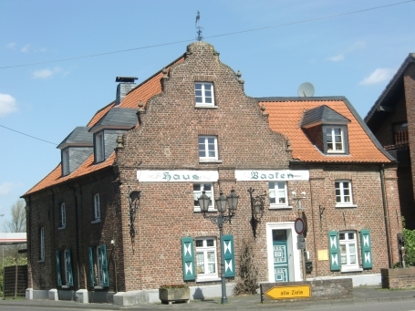 Kempen-Tönisberg : Bergstraße, Haus Baaken, heute ist dort die Heimatstube des Heimatvereins Tönisberg und das Museum für Niederrheinische Pottbäckerkeramik untergebracht.